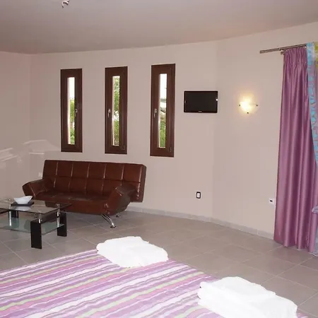Ariadne And Hotel 3*